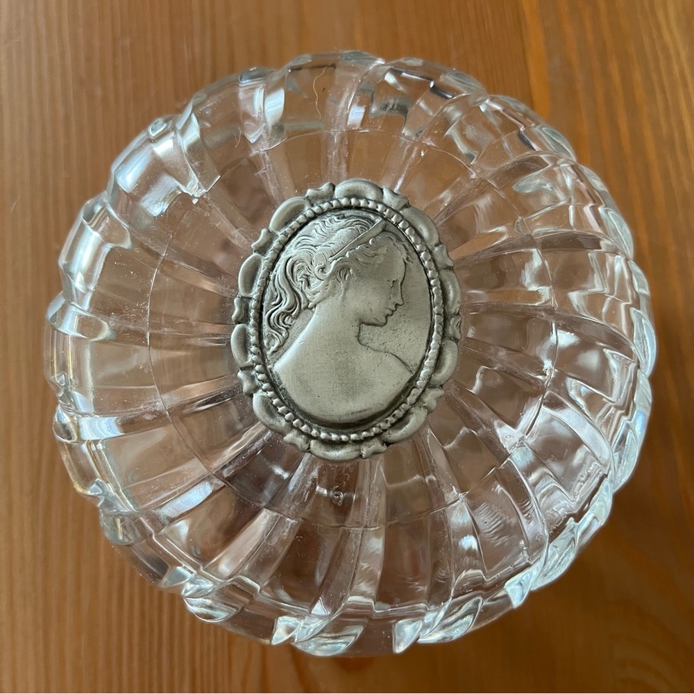 NWOT~Vintage Glass Trinket Box with Glass Lid and Pewter Cameo Emblem